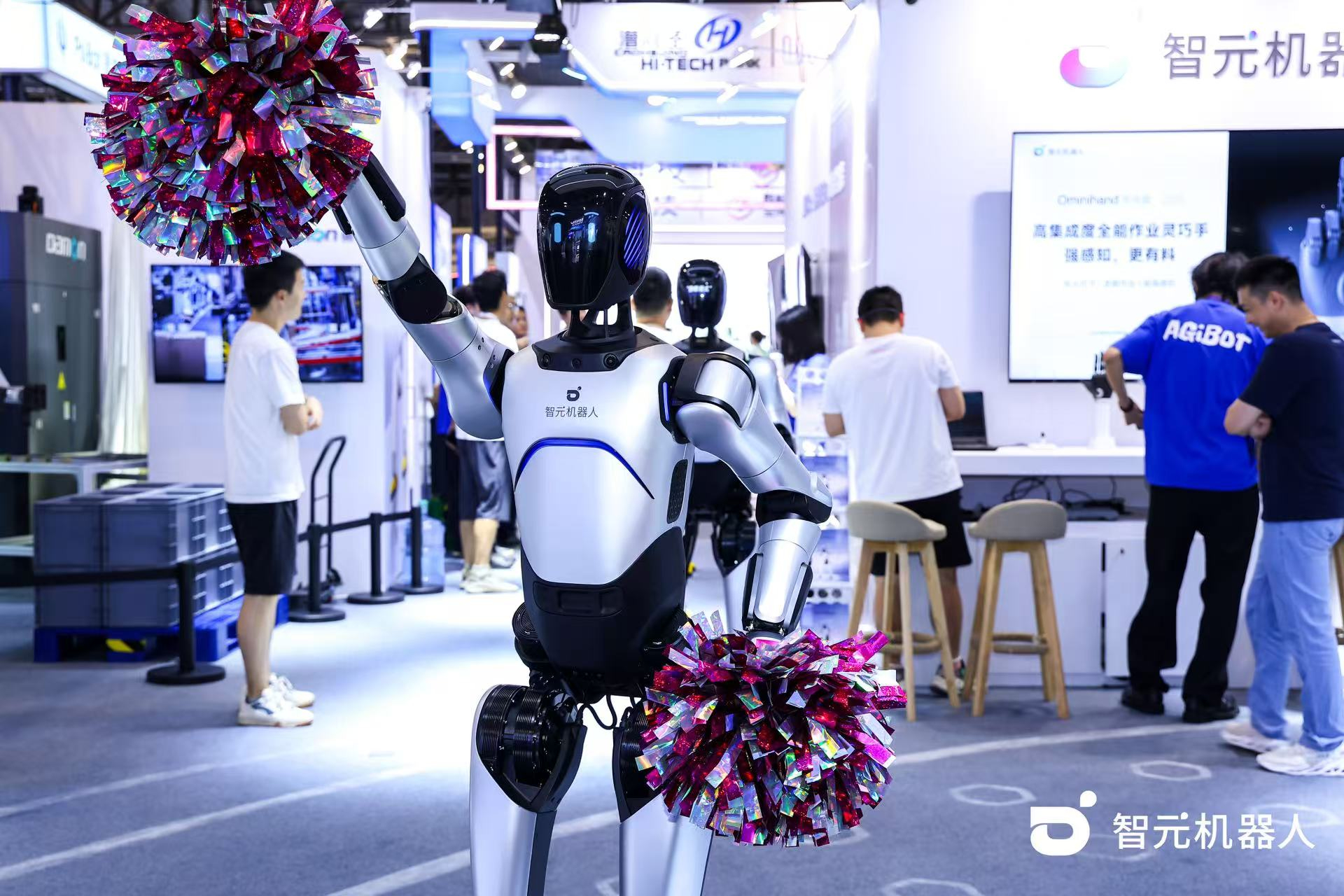 ng28南宫机器人 WAIC 首日展台火爆，机器人家族集体打工忙不停